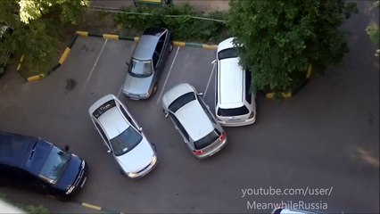 Deux femmes dans un parking
