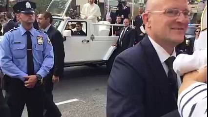 Le Pape embrasse un bébé Pape