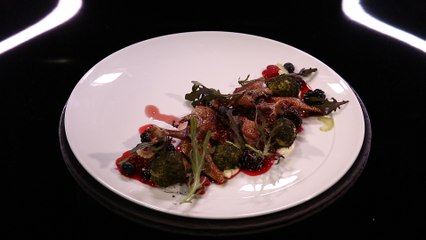 Pigeon rôti sur l’os, pommes de terre nouvelles à la cendre d’herbes, fruits des sous-bois par Florent Ladeyn (#DPDC)