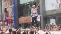 Ranveer Singh JUMPS Into The Crowd & Raps In Bengaluru