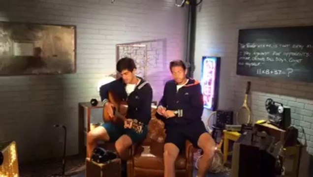 US Open 2015 - Nicolas Mahut et Pierre-Hugues Herbert à la guitare avant leur finale à New York