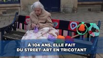 À 104 ans, elle fait du street-art en tricotant