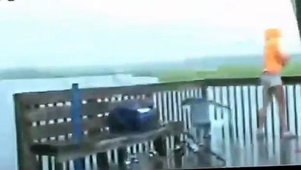 -فتاة-تصطاد-بالخطأ-قرش-بدلا-سمكة-صغيرة