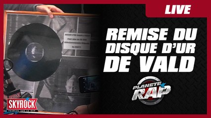 Remise du disque d'ur de Vald dans Planète Rap !