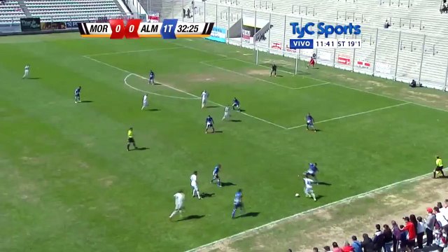 Il enchaîne feinte de coup de foulard + double petit pont