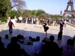 Danse devant la tour eiffel