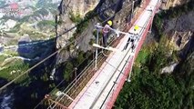 Un pont de verre à 180 mètres du sol en Chine