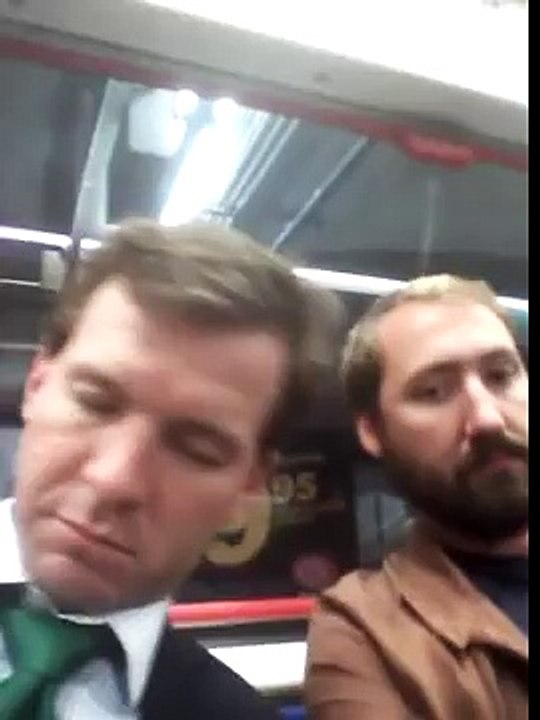 Dans le train cet homme lutte courageusement contre l'appel de la sieste !