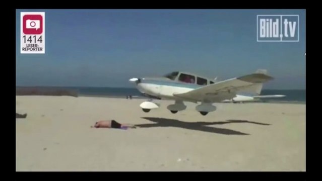 Vidéo: Un avion passe à deux doigts d'écraser un vacancier sur la plage
