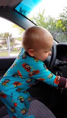 Cet Adorable Bébé qui veut Absolument Ecouter la Musique plus fort