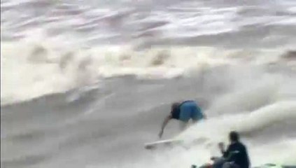 Chine : des surfeurs s'attaquent aux grandes marées spectaculaires de Hangzhou