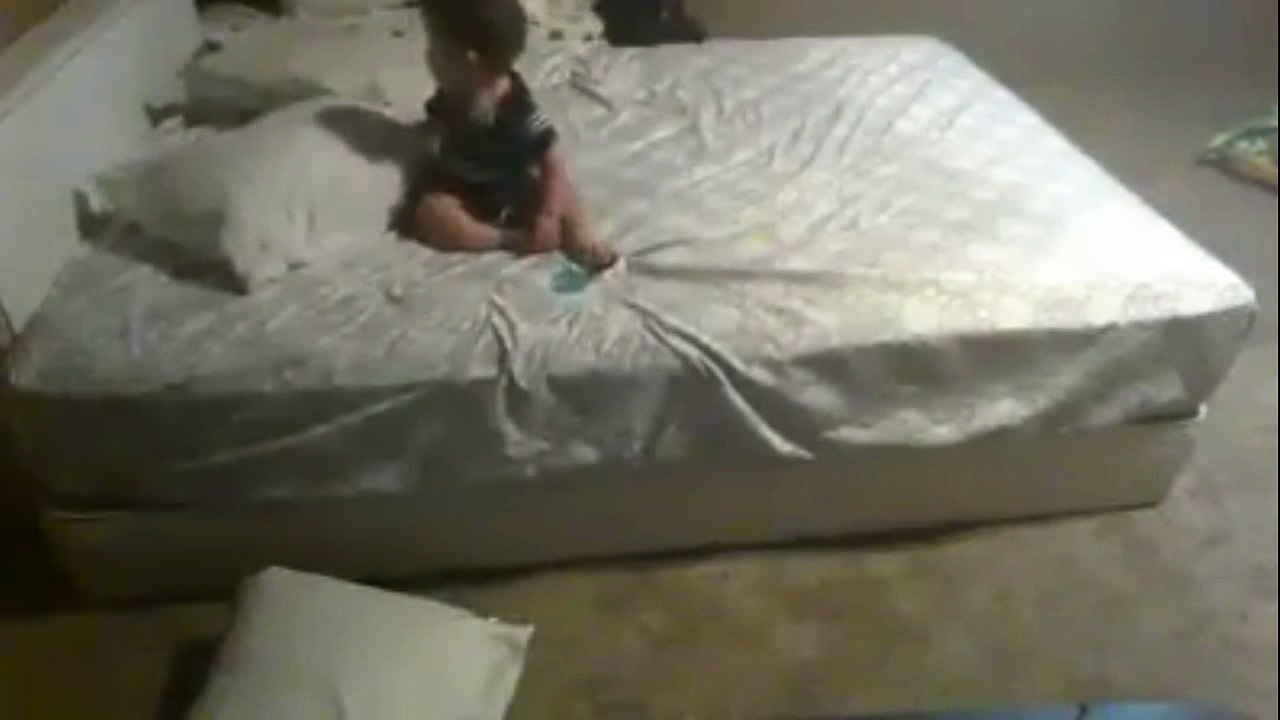 Bébé intelligent! nos enfants seront tombés vers le bas et il était assis à pleurer