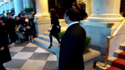 Celebrity Update | Penélope Cruz cuts Salma Hayek's hair