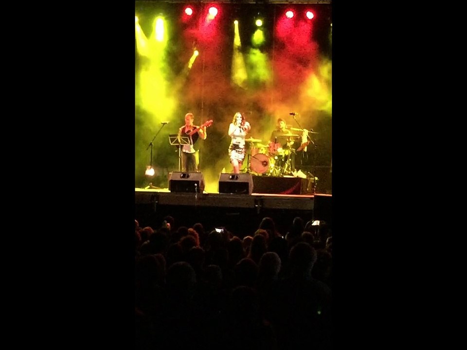 Nuria Fergó: Concierto en Parla, interpretando el tema "Un rojo, rojo clavel"