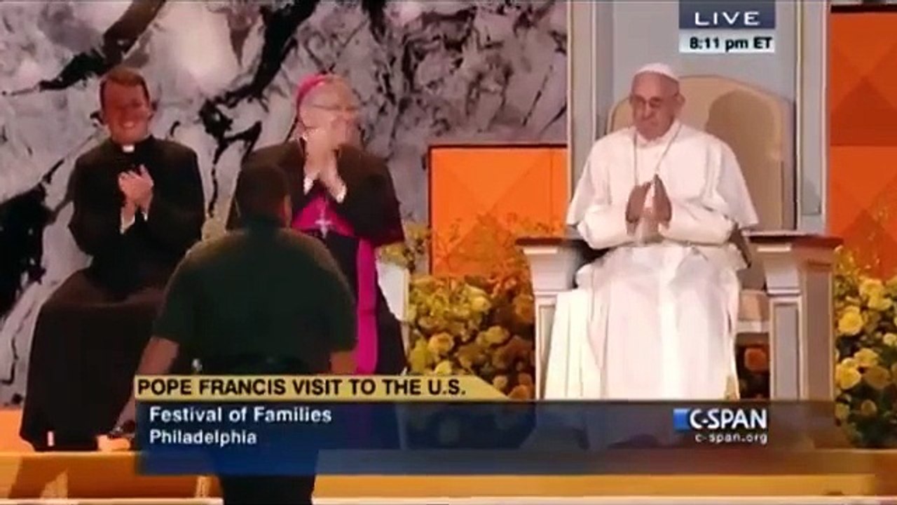 Vea la broma que le hizo Mark Wahlberg al papa Francisco