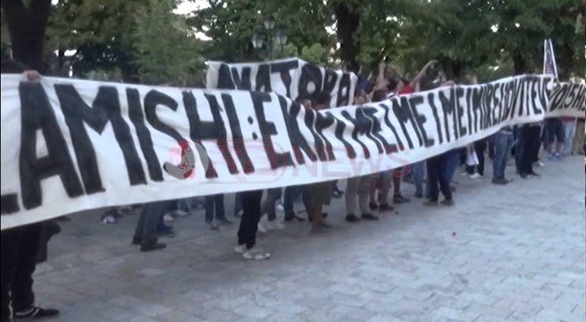 Tifozët e Vllaznisë në protestë, kërkojnë dorëheqjen e stafit drejtues: Ikni hajduta!- Ora News