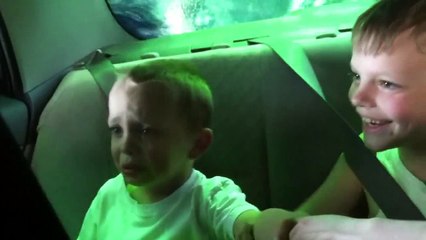 Drôle de gosse vidéo effrayant de lavage de voiture ride "DOIT VOIR" Hilarant