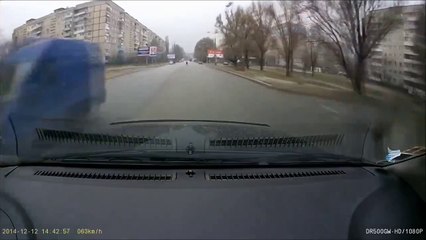 Дети пытаются перейти дорогу, но наглым водителям не до этого((