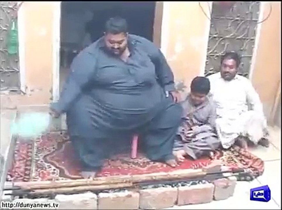 Bablo Phelwan serves friends with 7ft long Kabab.