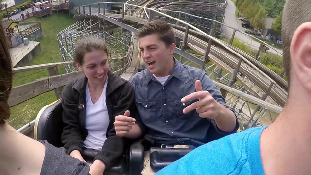 Il demande sa copine en mariage sur une montagne russe... Dingue!