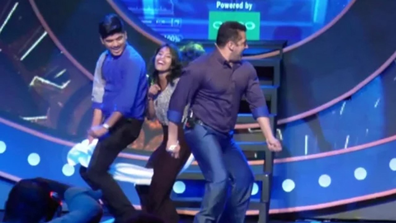 Salman Khan's TOWEL DANCE @ Bigg Boss 9 Launch