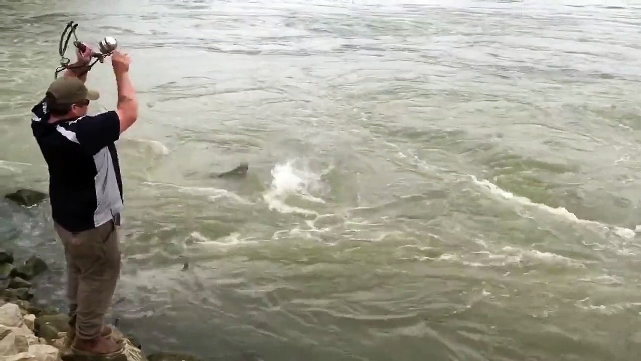 Un pêcheur attrape un poisson avec un lance-pierre modifié qui envoi des flechettes