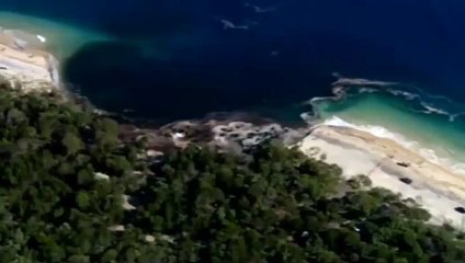 Un trou géant avale un camping sur une plage !