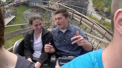 Il fait sa demande en mariage dans une montagne russe