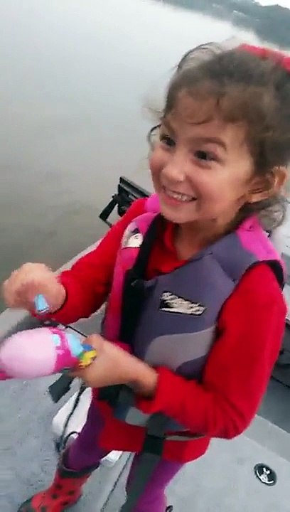 Elle attrape un poisson avec sa canne à pêche pour enfant !