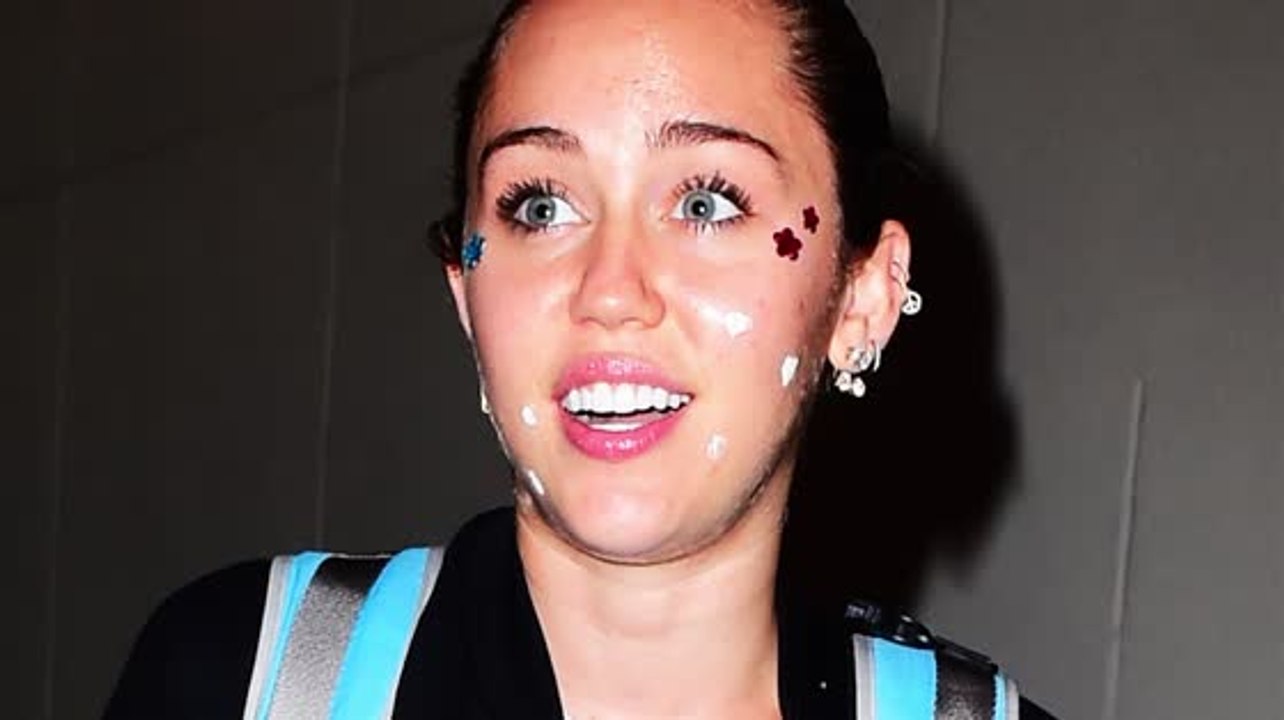 Miley Cyrus kommt mit Pickelcreme im Gesicht in New York an