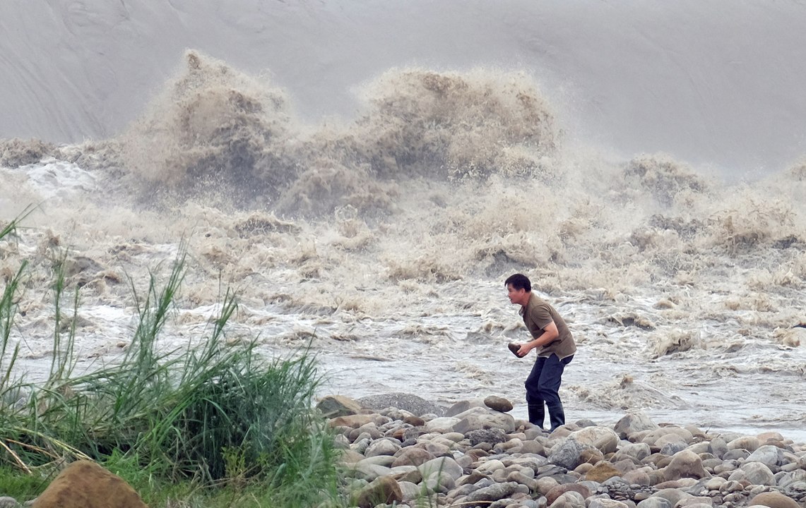 En images, le passage du super typhon Dujuan à Taïwan