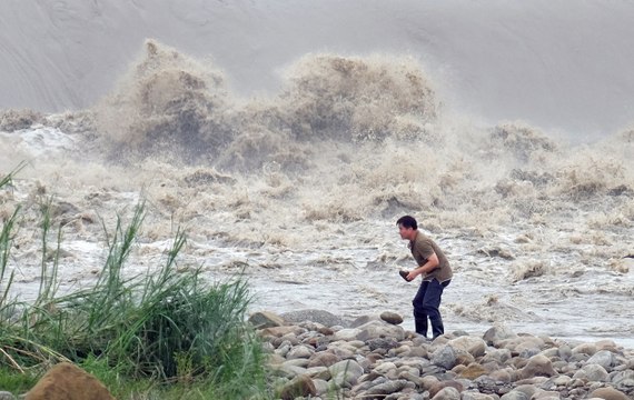 En images, le passage du super typhon Dujuan à Taïwan