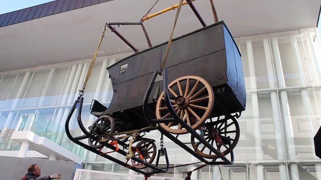 Le fourgon cellulaire arrive à Mons pour l'expo Verlaine