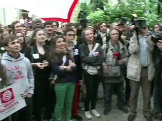 Législatives: la gauche nettement en tête, assurée d'une majorité à l'Assemblée