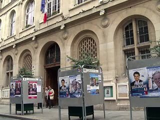 Les Français élisent leurs députés, taux de participation en recul