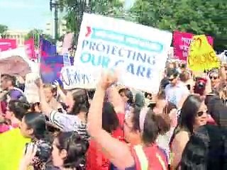 La Cour suprême valide la loi sur l'assurance maladie, Obama crie victoire