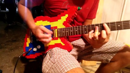 Une Guitare faite en LEGO qui sonne plutot bien!!!