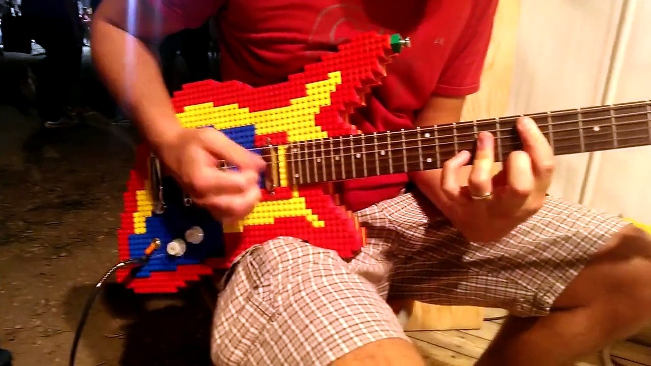 Une Guitare faite en LEGO qui sonne plutot bien!!!