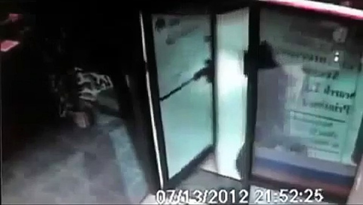 Un homme de 71 ans tire sur deux braqueurs