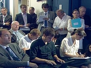 Automobile: le gouvernement Ayrault au secours du secteur via un bonus écologique