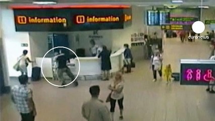 Ils abandonnent leur fille de 2 ans à l'aéroport pour partir en vacances
