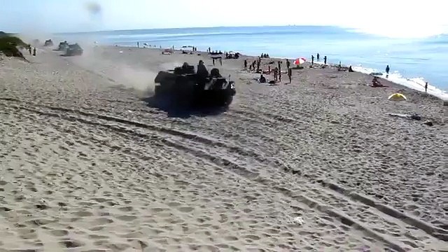 Des chars d'assaut sur une plage russe