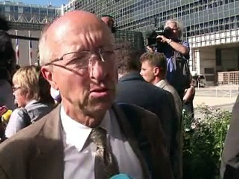 Les carburants devraient baisser de 2 à 4 centimes, le secteur divisé