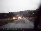 La foudre frappe une voiture sur la route