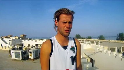 Il saute du haut d'un immeuble... et rate sa réception !