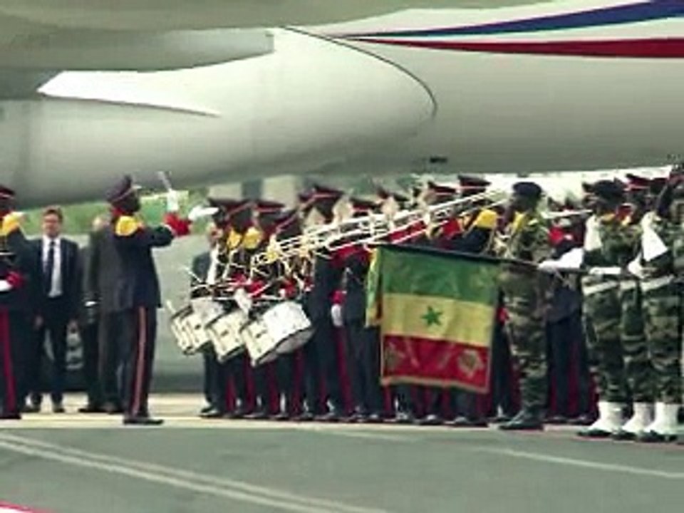 Hollande proclame à Dakar la fin de la Françafrique et sa foi en l'Afrique