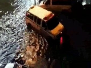 Une vidéo amateur de l'ouragan Sandy à Manhattan montre les voitures de police inondées