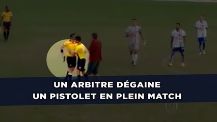 Un arbitre dégaine un pistolet en plein match