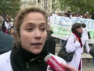 Les médecins et les internes, en grève et dans la rue, expriment leur colère