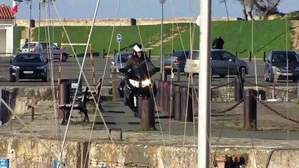 Un journaliste tombe à l'eau avec sa moto